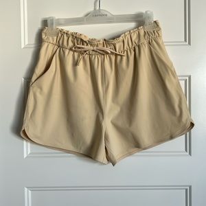 Lululemon stretch High-Rise short 3.5”